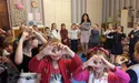 «Бачу, вчителька біжить з уроку з метеликом. Зловила його, щоб дітям показати»