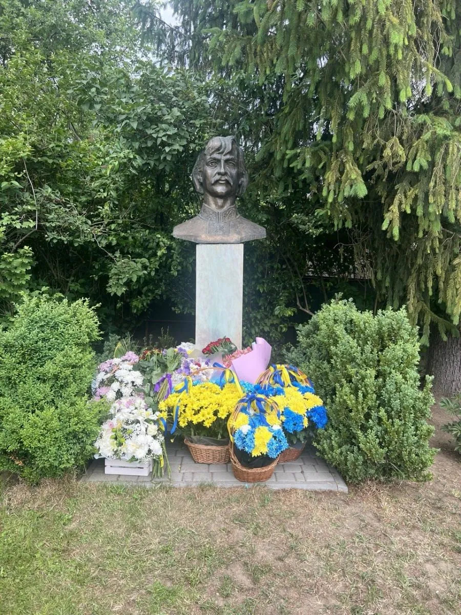 Погруддя генія українського кінематографа на родинному обійсті