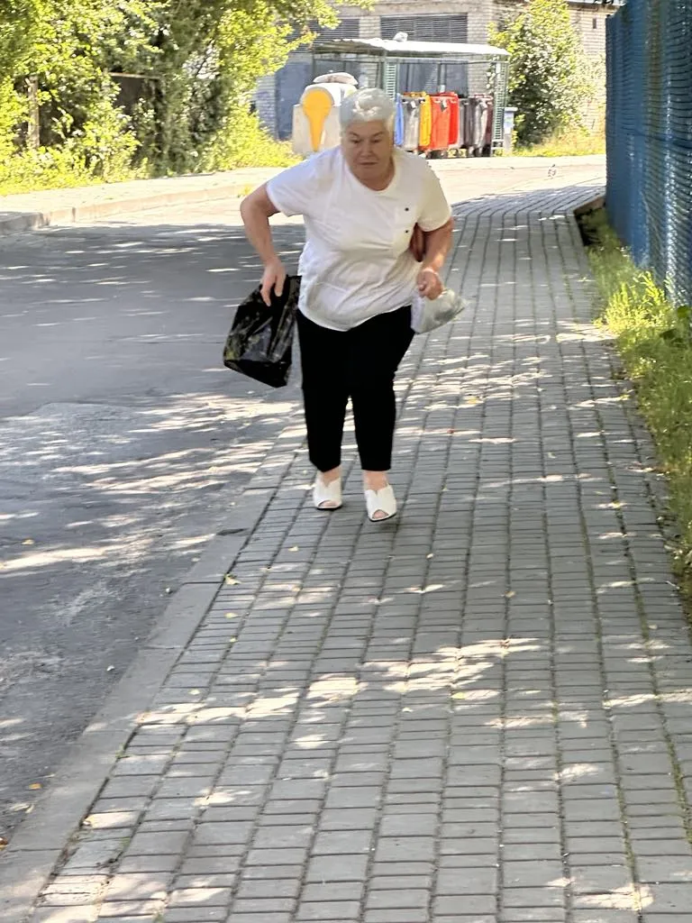 Бабця Гусакова, коли побачила, що я її фотографую, почала бігти за мною. ..