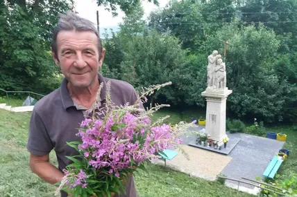 Квіти іван-чаю біля фігури "Святого Яна"  від лісника Миколи Арєхова. Фото Івана Фаріона.