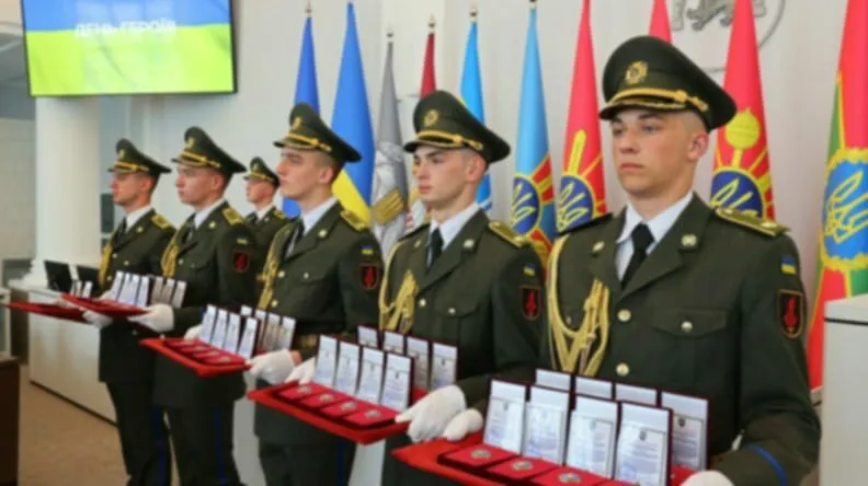 Військовослужбовці почесної варти тримають міські нагороди - "Почесний знак святого Юрія". Фото ЛМР