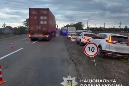 На Одещині вантажівка протаранила блокпост: загинули двоє військових 34 і 36 років. Фото: Нацполіція