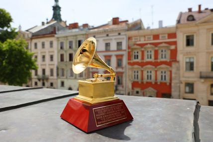 Співак квінтету гарнізонного храму Володимир Пунько привіз до Львова статуетку Ґреммі