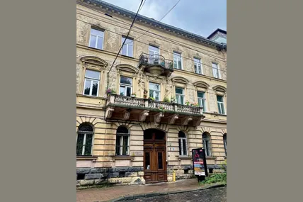 Кам’яниця №1: дві каріатиди підтримують пишний балкон третього поверху. Фото: Олена Ільченко з ФБ-групи “Архітектура Львова”