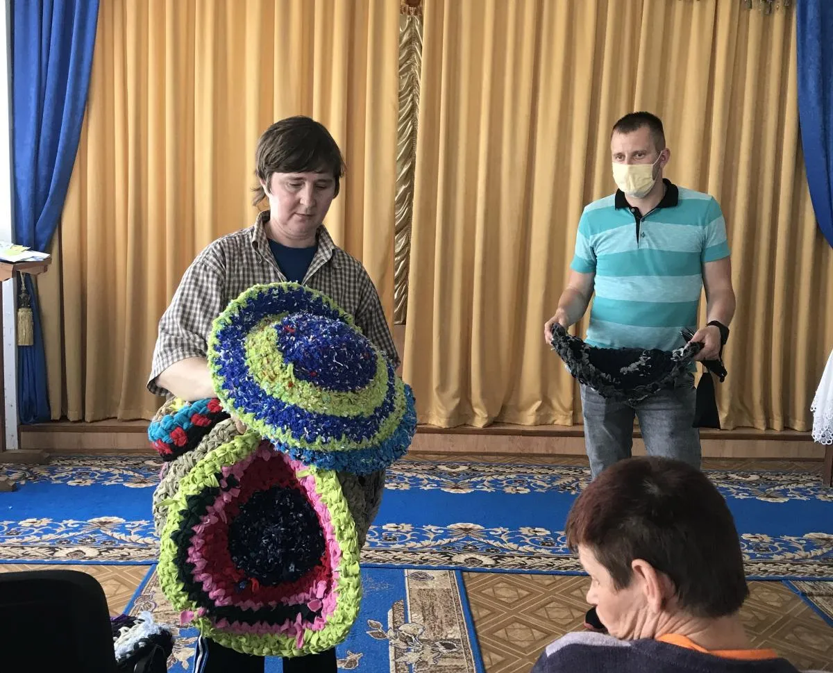 Плетені килимки від Галі Тислюк – воїнам АТО. Фото автора