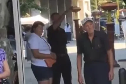 В центрі Франківська чоловік "зігував" під час гімну: поліція розпочала перевірку
