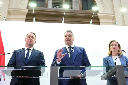 Програму нового уряду Австрії лідери соціал-демократів, консерваторів і лібералів (зліва направо) презентували у Відні на спільній пресконференції. Фото APA.