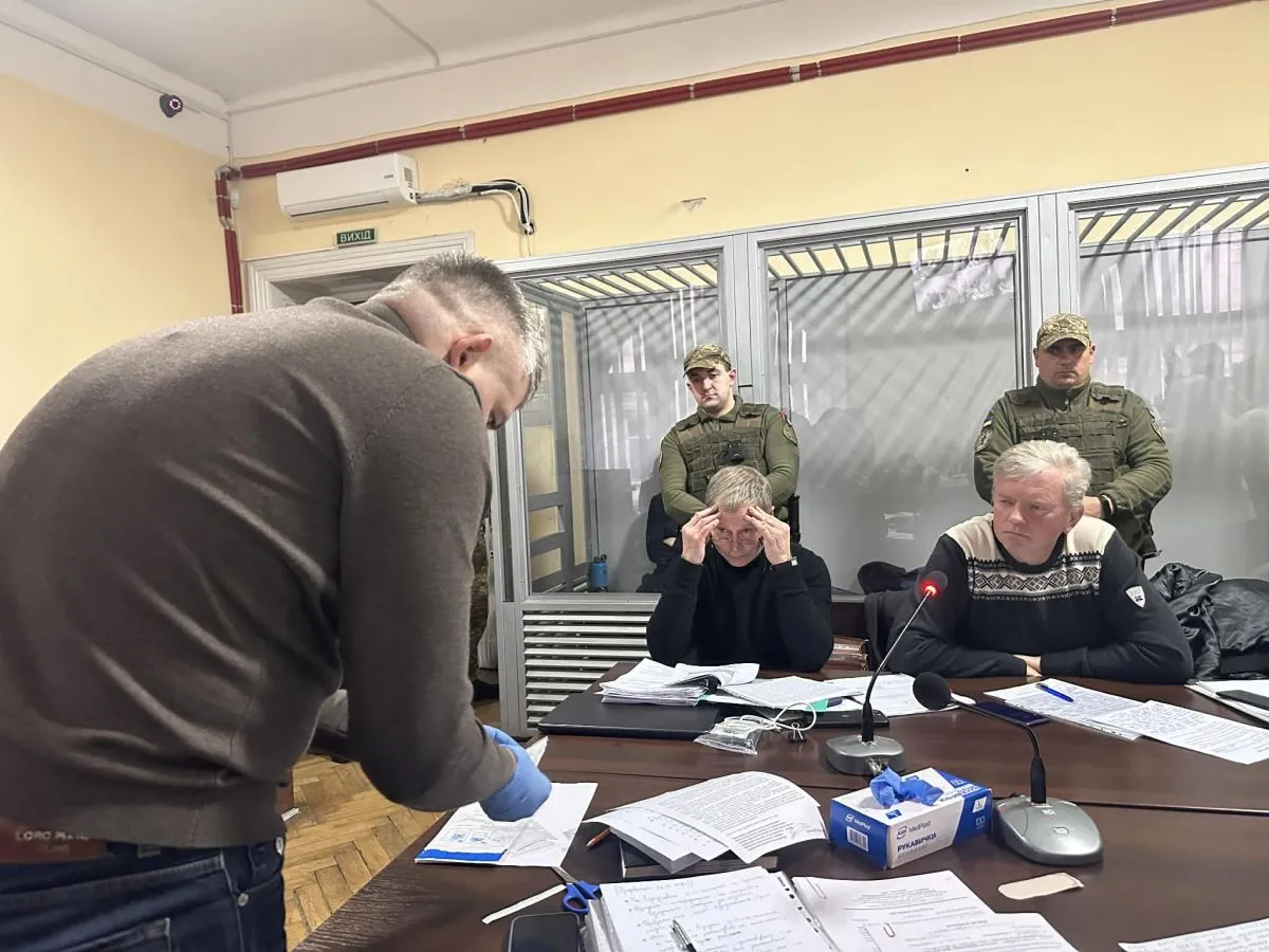 Прокурор дістає зі спецпакета гільзу