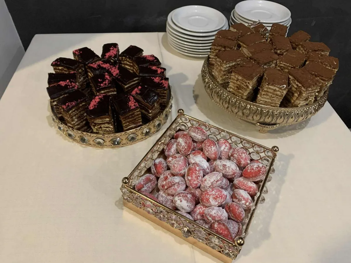 Гостей пригощали рожевими десертами у стилі фінішу акції «Рожевий жовтень»
