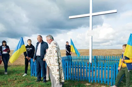 Під час освячення пам’ятного хреста на місці спаленого “совітами” села Корчунок.