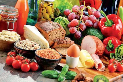 Що їдять довгожителі? Овочі, фрукти, цілозерновий хліб