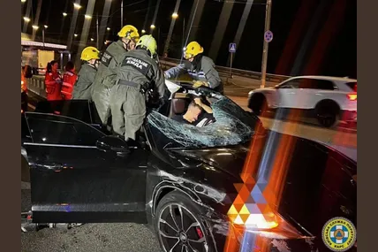 Щоб витягнути водія з автомобіля, рятувальникам довелося випилювати автівку бензопилою