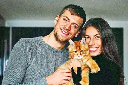 Спортивне подружжя Романчуків зі своїм улюбленцем Віскі. Фото з Інстаграму