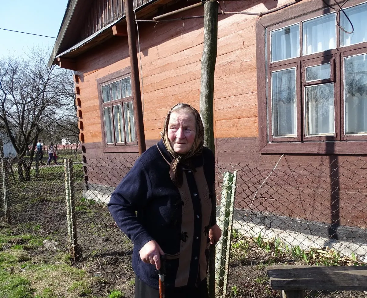 Мати Антоніна Білокурова виглядає сина з афганського полону...