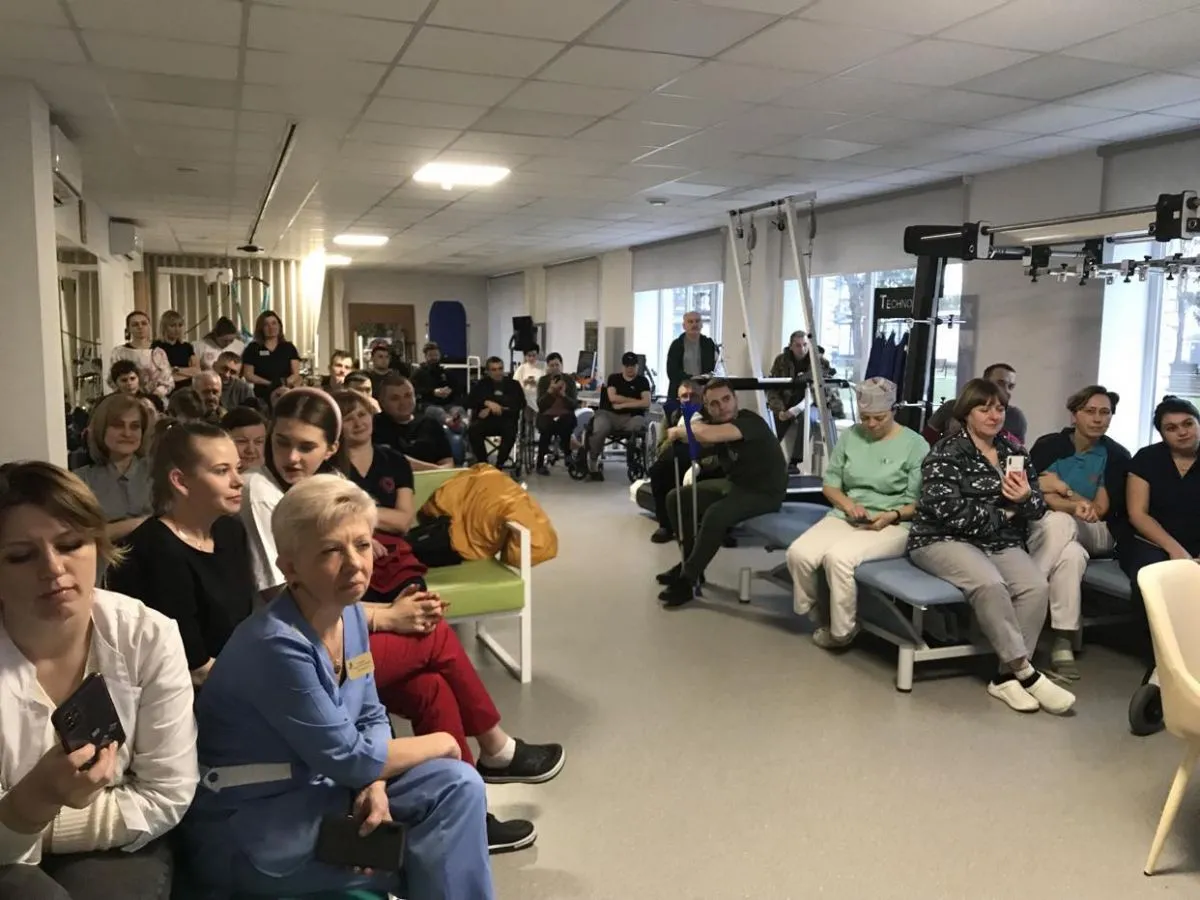 У реабілітаційному центрі "Незламні" захисники і медики в очікуванні концерту.