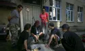 Молоді волонтери облаштовують житло для літніх переселенців