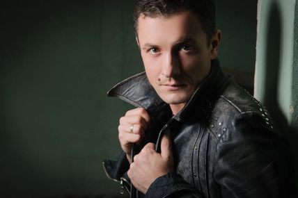&laquo;Ще&nbsp;у&nbsp;медучилищі позиціонував себе артистом, і&nbsp;вже тоді носив викладачам запрошення на&nbsp;вистави, у&nbsp;яких грав&raquo;