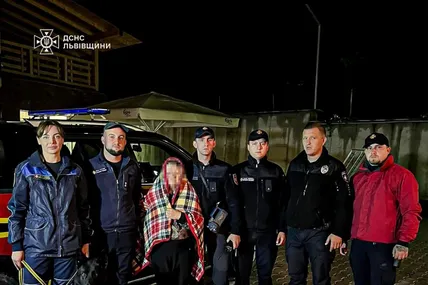 на Львівщині рятувальники 12 годин шукали жінку з дитиною, які заблукали у лісі