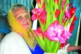 Частину квітів роздає пенсіонерам – щоб додати радості у їхньому житті