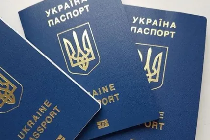У Кабміні погодили постанову про отримання паспортів за кордоном