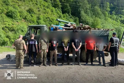 На Закарпатті викрили водія та пастуха, які перевозили військовозобов’язаних чоловіків до прикордоння серед худоби. Фото: ДПСУ