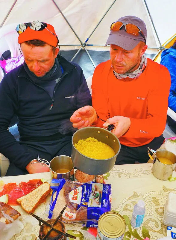 У наметі — “польова кухня”.