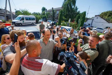 Біля воріт СІЗО Романа Червінського зустрічали його рідні, побратими. Фото «ЄС».
