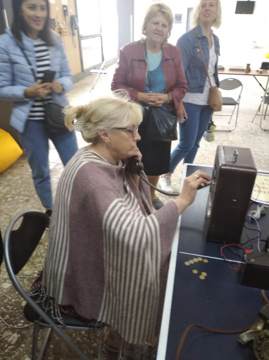 Бабуся Тамара телефонує до діда Василя. Фото автора