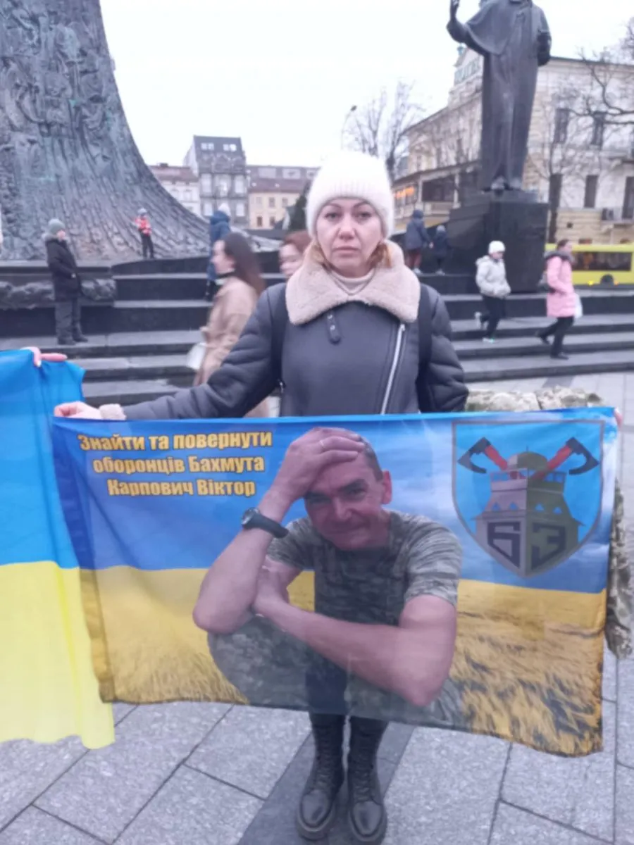 Сестра військовослужбовця Віктора Карповича, Ірина, під час акції-нагадування у Львові. 