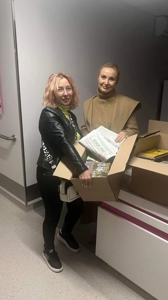 Марина Портусь і Наталія Балюк розпаковують книжки.