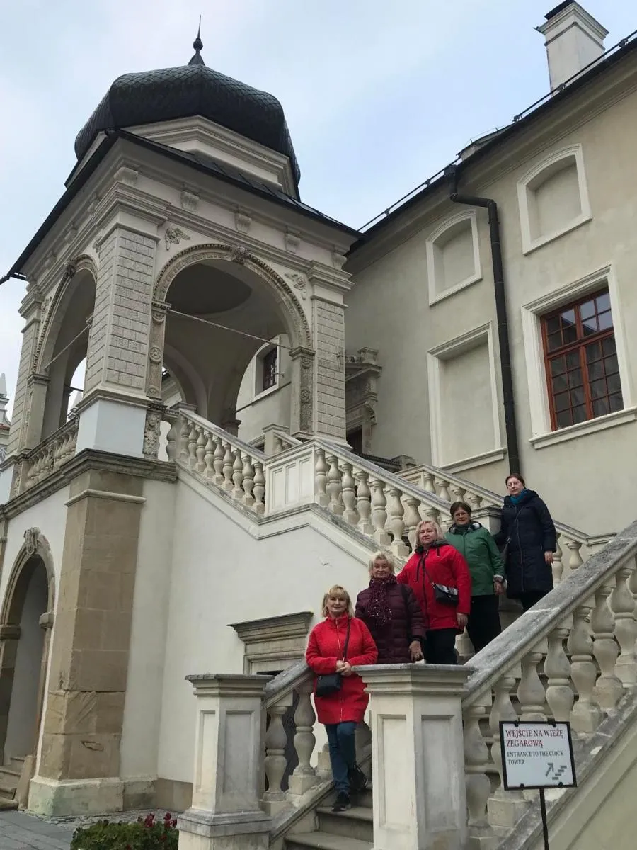 Група львівських туристів у Красічинському замку. Фото автора