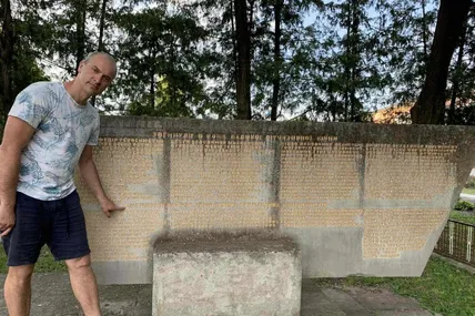Андрій Чобіт показує напис на радянському пам'ятнику: "Загинули від рук українських буржуазних націоналістів". Фото Андрія Чобота