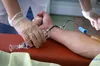 Кабмін дозволив бойовим медикам переливати кров на догоспітальному етапі