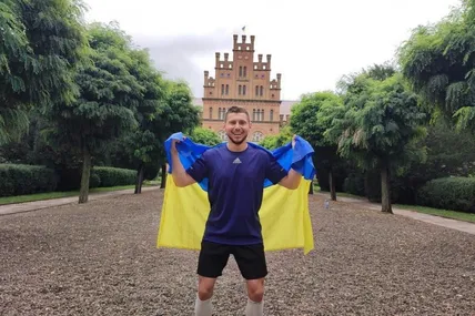 Ультрамарафонець фінішував біля університету Юрія Федьковича в Чернівцях, пробіг 250 кілометрів. Фото з архіву Миколи Тарана