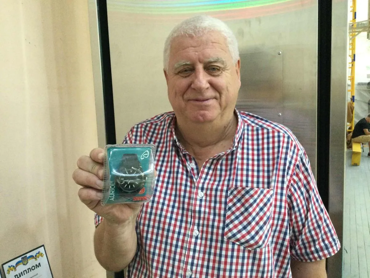 Цей годинник, каже старший тренер Львівської ОДЮСШ Зіновій Курса, дістанеться кращому снайперу змагань. Фото автора