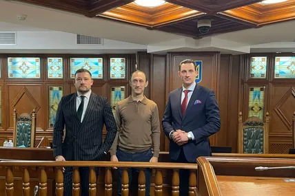 Роман Червінський (у центрі) разом зі своїми адвокатами Костянтином Глобою (зліва) і Андрієм Йосиповим