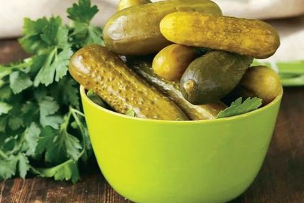Квашені огірки в діжці: традиційний рецепт із медом і хроном
