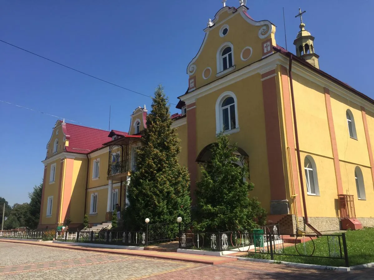 Добротні корпуси Буківського інтернату швидше нагадують будинок відпочинку