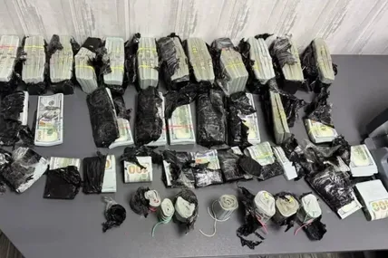 На кордоні з Румунією прикордонники виявили жінку, яка перевозила майже мільйон доларів під капотом автомобіля. Фото: ДПСУ