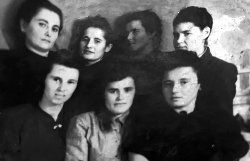 Розалія Березницька у нижньому ряду посередині. Фото з альбому Ольги Курило