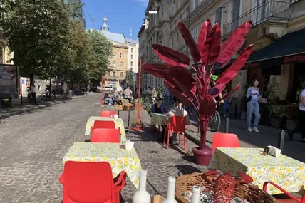 Одна з окрас вулиці - штучне бананове дерево. Фото авторки