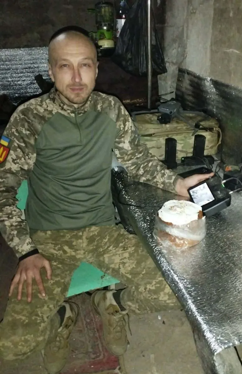 Воїн Дмитро Сколоздра з підвального приміщення управляє дроном…