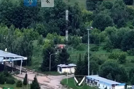 На Чернігівщині ЗСУ знищили прапор рф, встановлений російською ДРГ на кордоні. Фото: Генеральний штаб ЗСУ / Facebook
