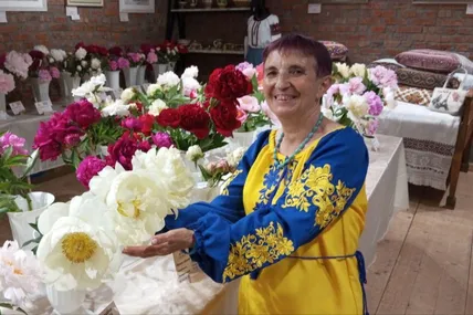  Фото авторки та з ФБ-сторінки Валентини Курочкіної