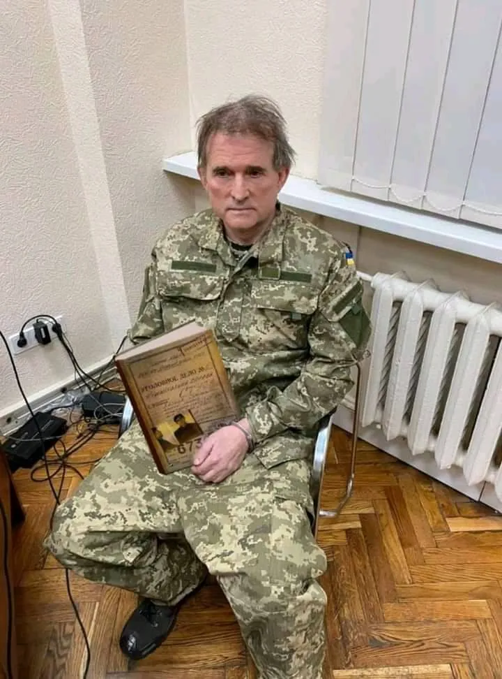 Медведчук з книгою про Стуса. Мем з мережі