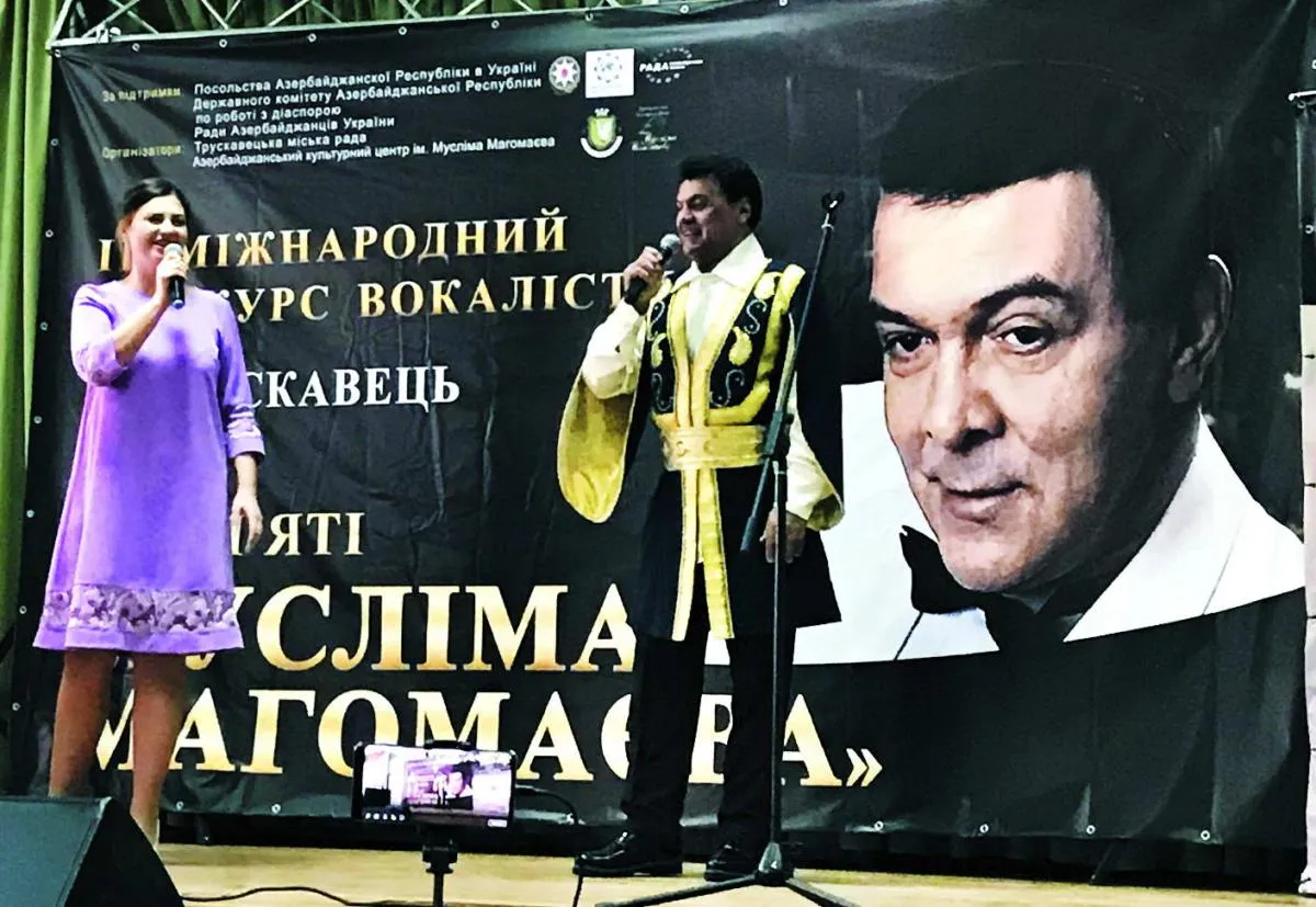 на завершення – пісня про Україну від організаторів конкурсу Наталії Кудряшової та Гурбана Аббасова. Фото автора