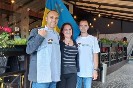 Зліва направо - Олег Дукас, ГО "Прорив", Антонія Гейл, Юрій Дрогобицький, керівник БФ "Цех Доброти". Фото Дрогобицької міської ради
