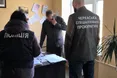Масштабні обшуки у 11 регіонах: викрито мільйонні розкрадання на закупівлі деревини для ЗСУ