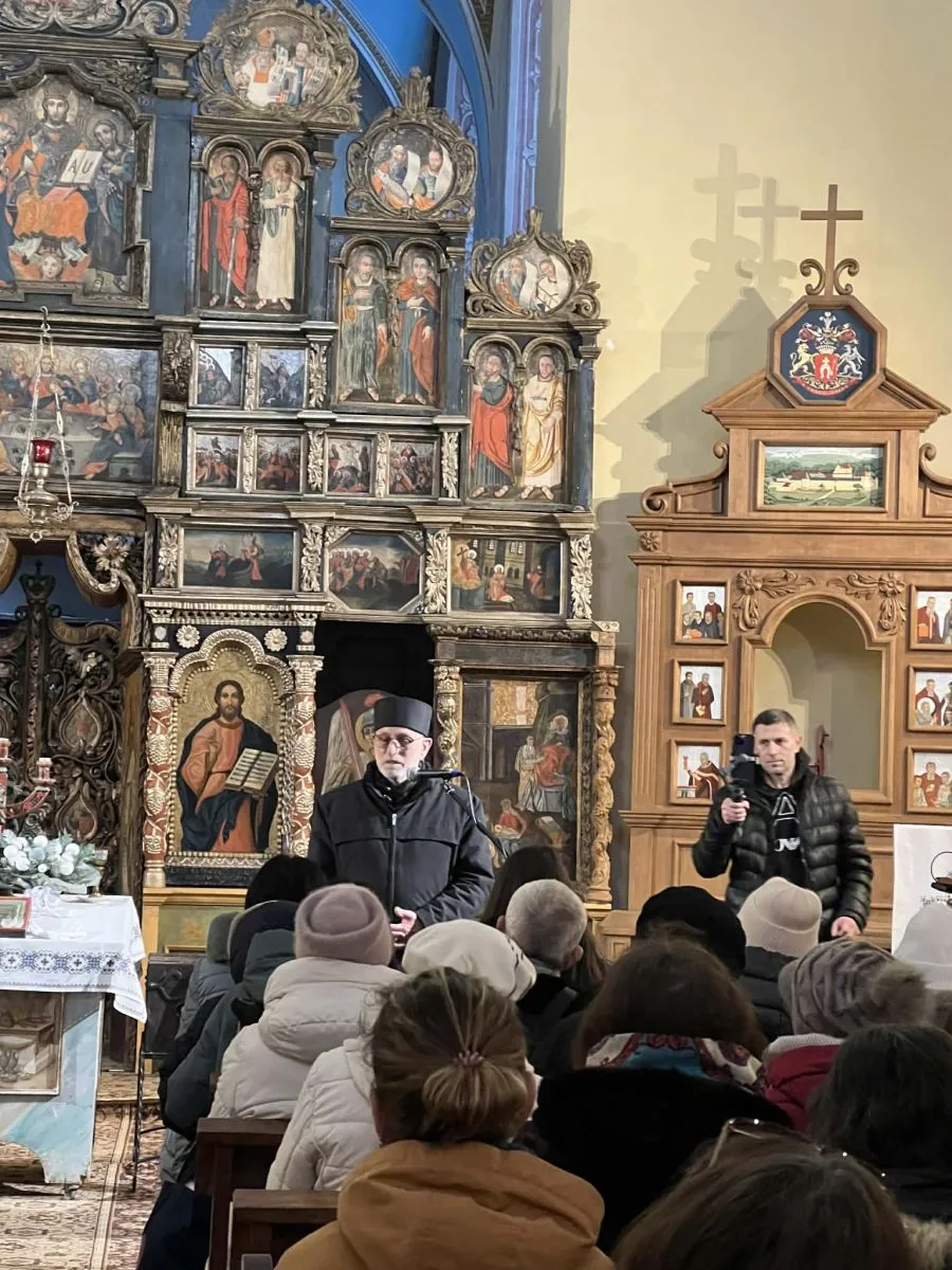 Відкрив Осінній салон отець Себастьян