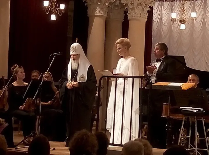 Патріарх Київський і всієї Руси-України Філарет, нагородив Марію Максакову орденом святої Великомучениці Варвари